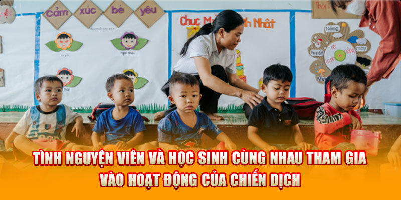 Tình nguyện viên và học sinh cùng nhau tham gia vào hoạt động của chiến dịch