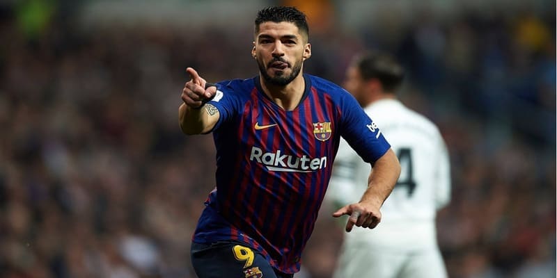 Luis Suarez với nội dung ký kết cùng OKVIP